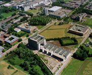 842930 Luchtfoto van een gedeelte van het Universiteitscentrum De Uithof te Utrecht, uit het noordwesten. Centraal de ...